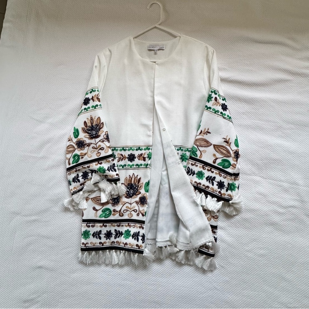Embroidered White Cardigan with Floral Patterns